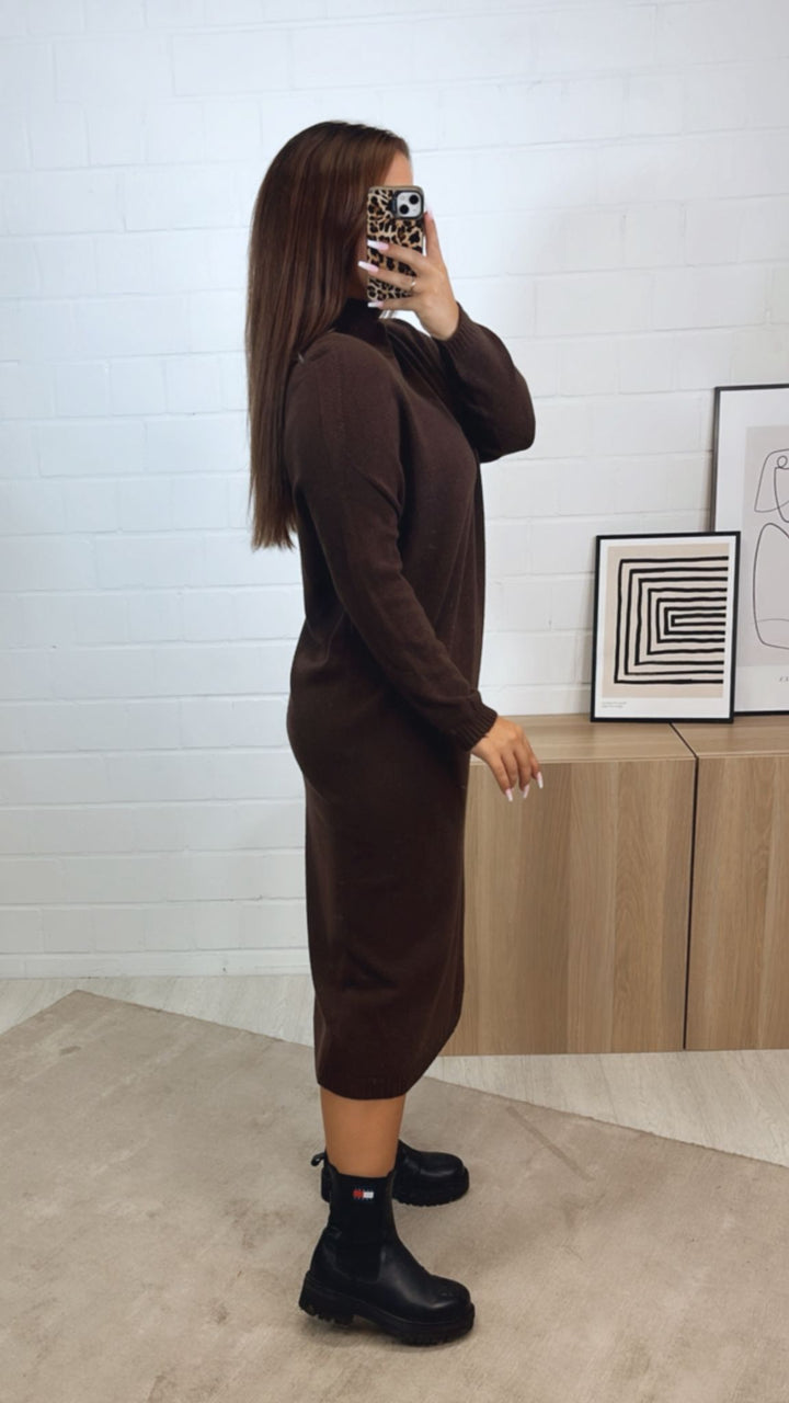 MAXI - feines Strickkleid mit leichtem Stehkragen und Schlitz / braun Art. 122337