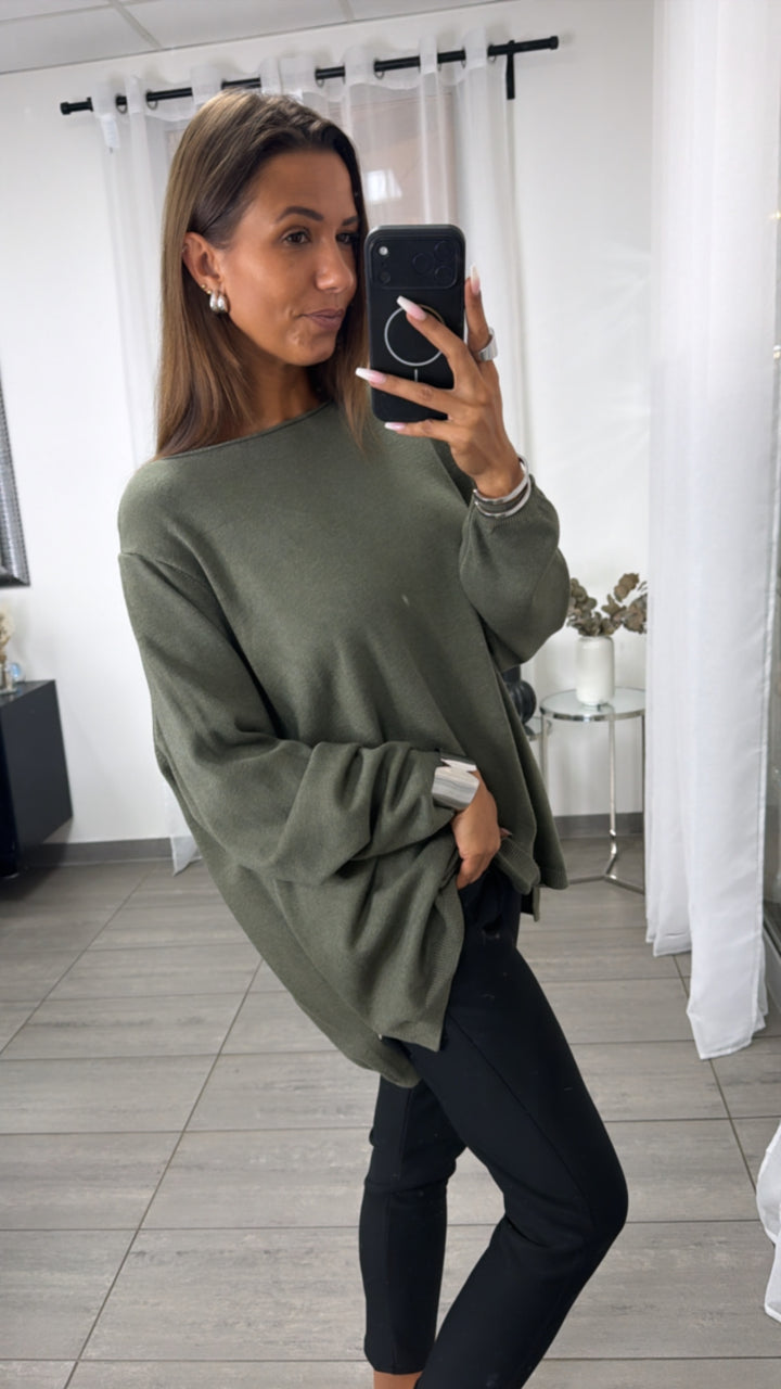 Oversize Feinstrick Pullover mit leichtem Vokuhila Schnitt / khaki Art.16330