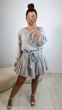 schickes Kleid mit geflochtenem Gürtel / hell grau Art. 10502