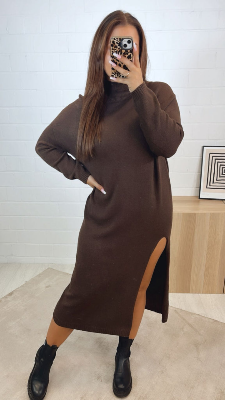 MAXI - feines Strickkleid mit leichtem Stehkragen und Schlitz / braun Art. 122337