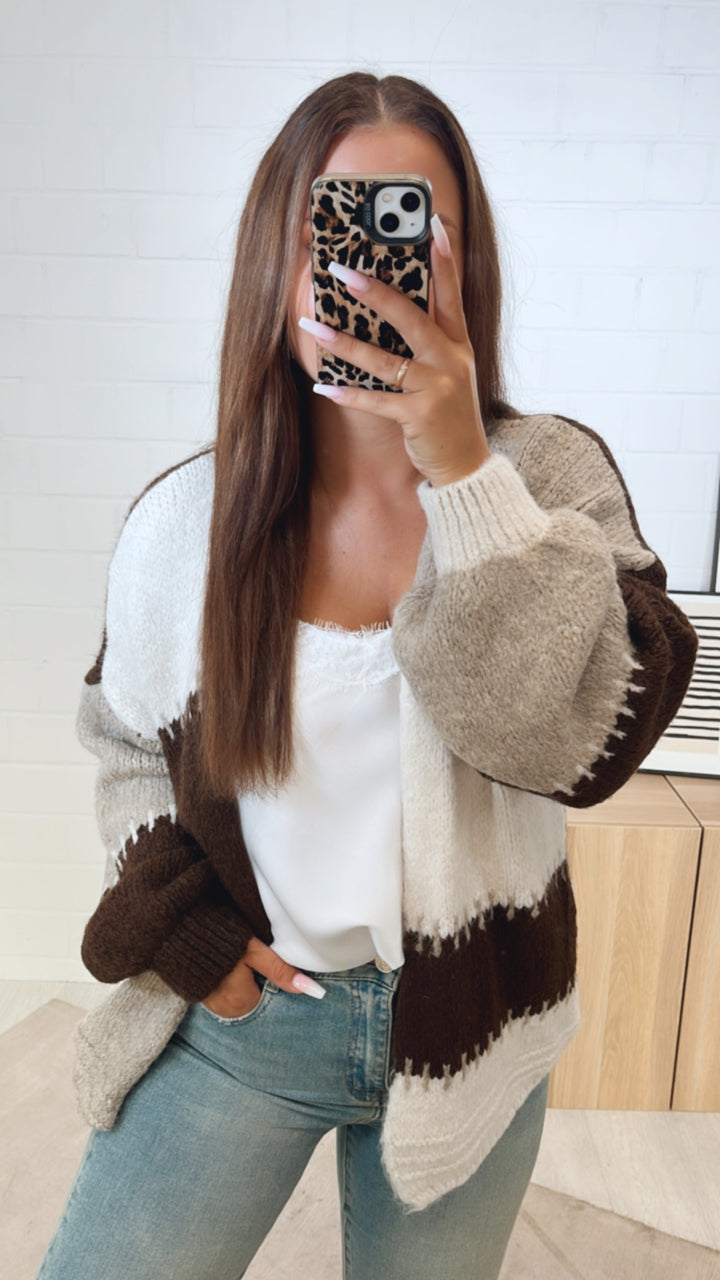 kurzer, mehrfarbiger Strick Cardigan / mokka braun - creme - beige Art. 11204