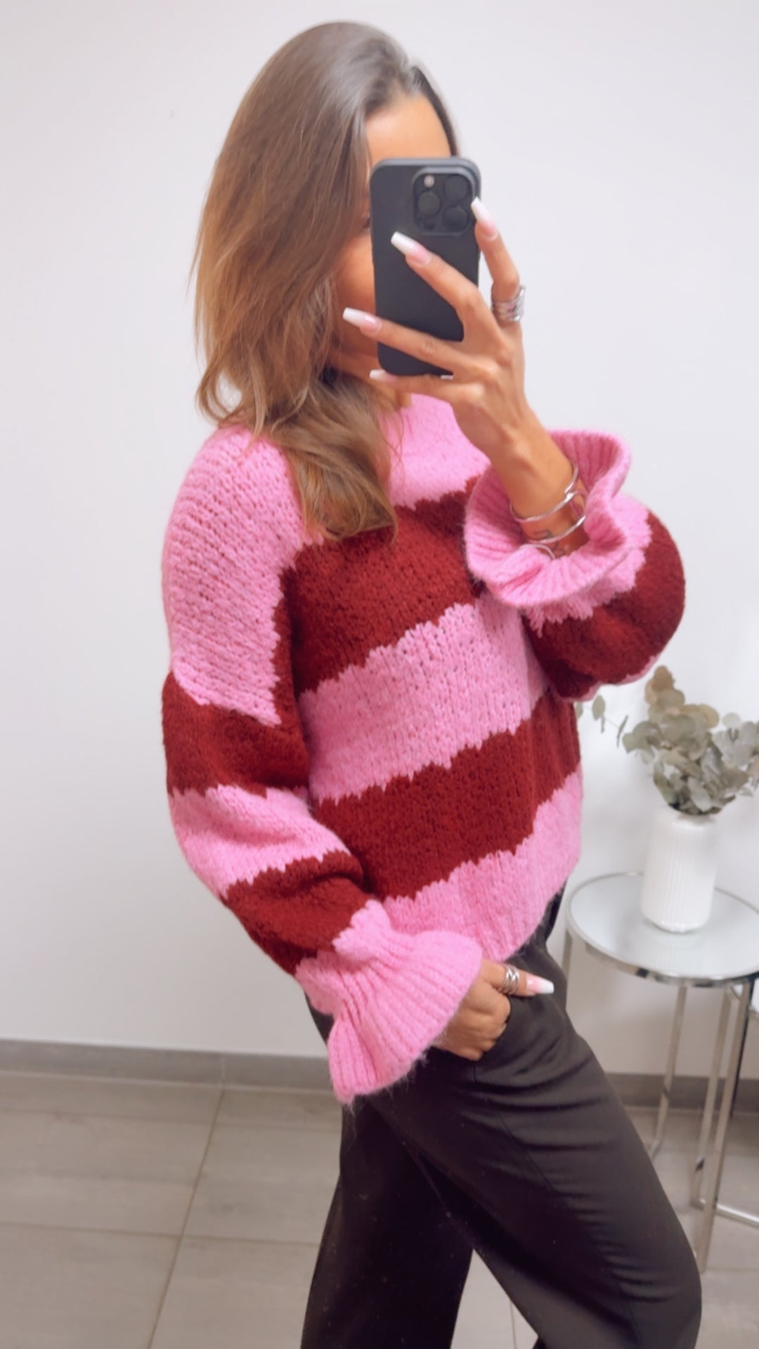 STREIFEN schlichter Strick Pullover mit abgesetztem Ausschnitt, Volantärmel / pink - Bordeaux rot Art. 13478