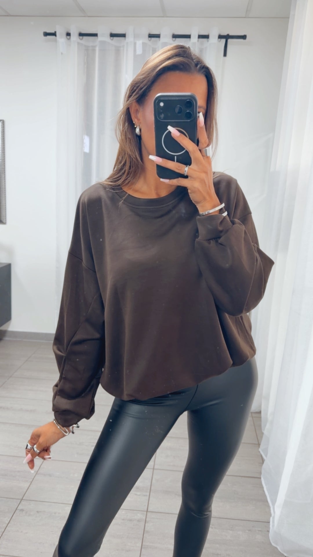 Softer  " Butter Stoff " Sweater, raffinierter Schnitt am Bund / dunkel braun Art.16281