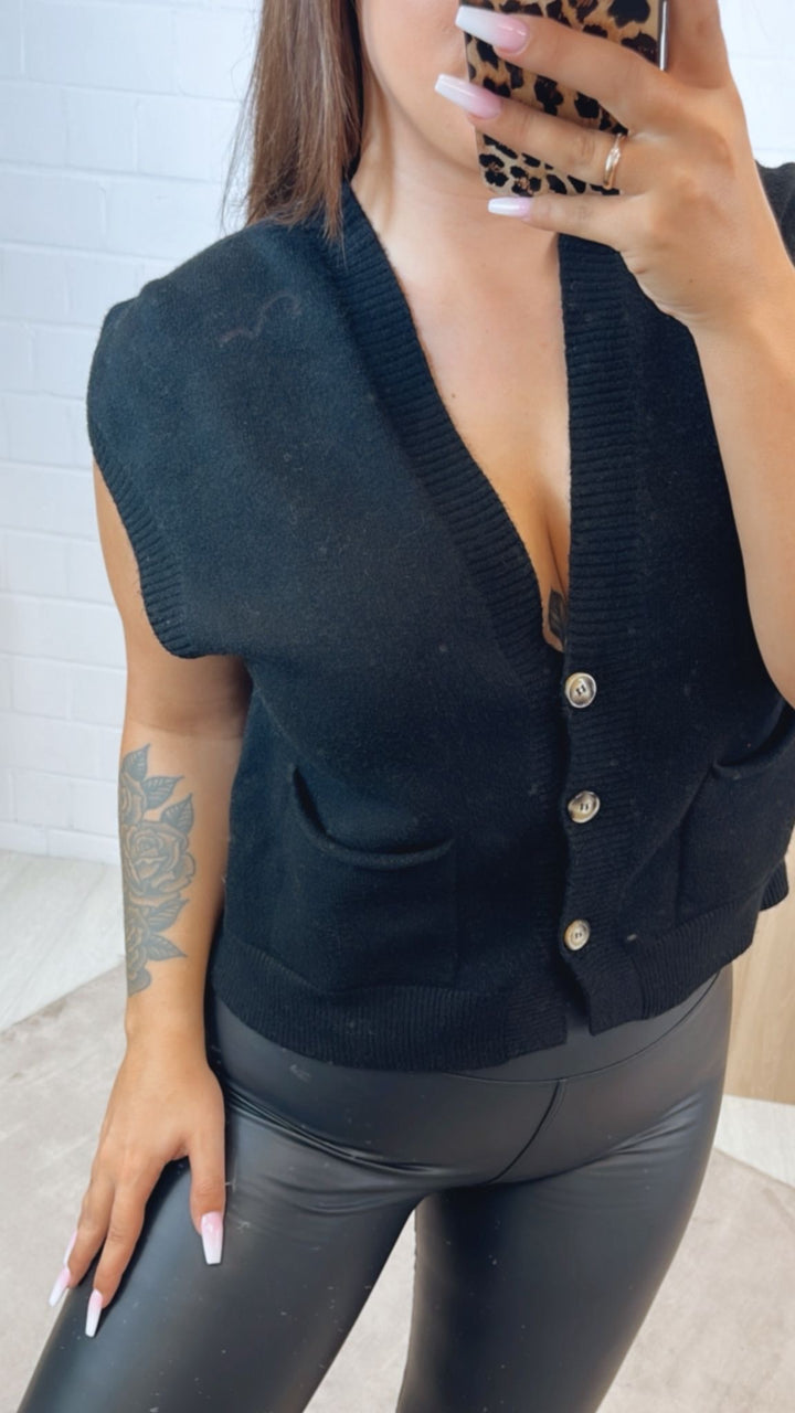 kurze Strickweste mit drei Knöpfen und Taschen / schwarz Art.122341
