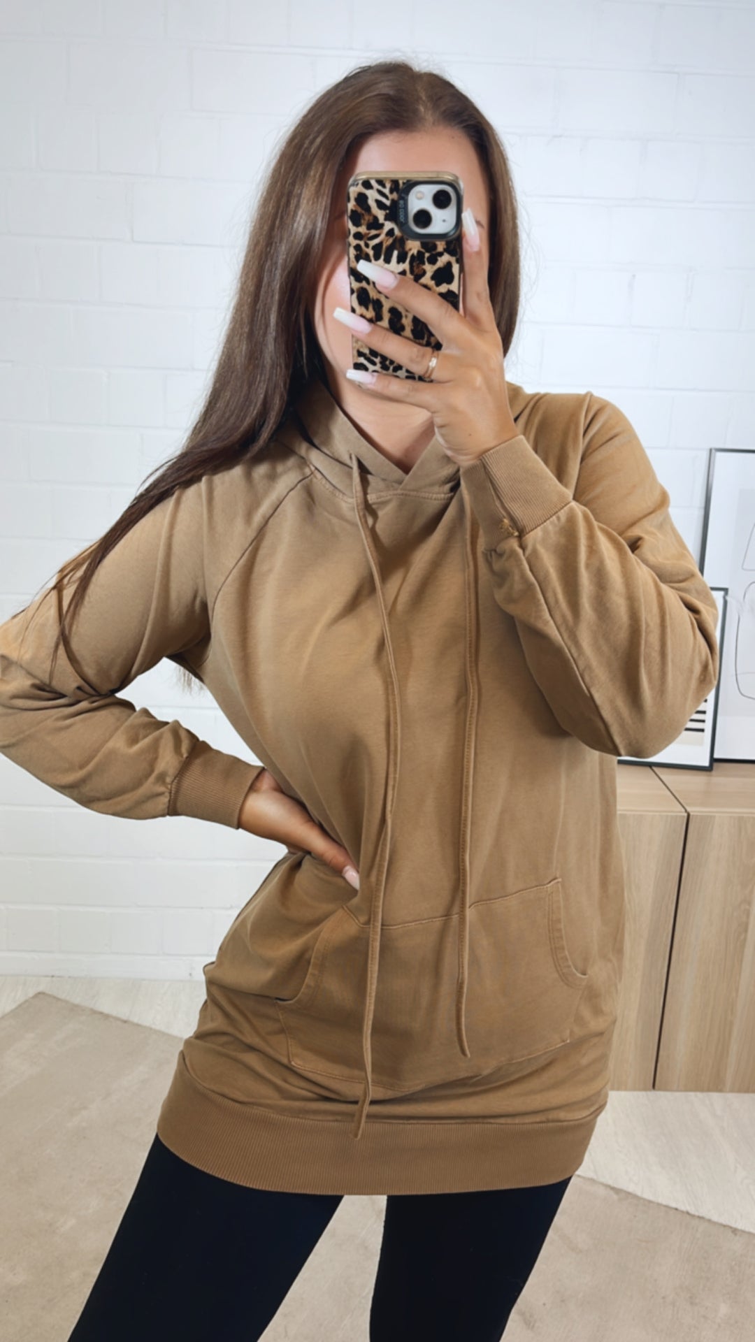 Long Kapuzen Sweater, Kängurutasche / soft camel Art. 11069