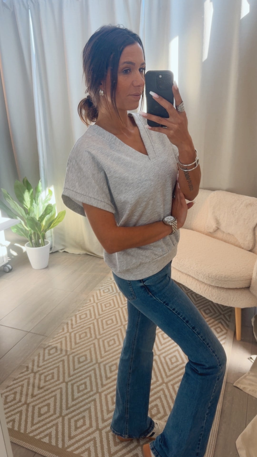 Softes Butter Stoff T-Shirt mit V-Ausschnitt / grau Art.14778
