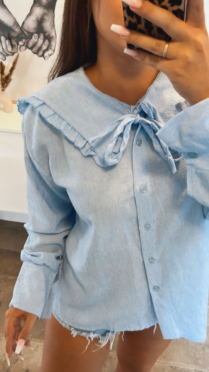 Bluse mit Volant besetztem Kragen / hell blau Art. 10140