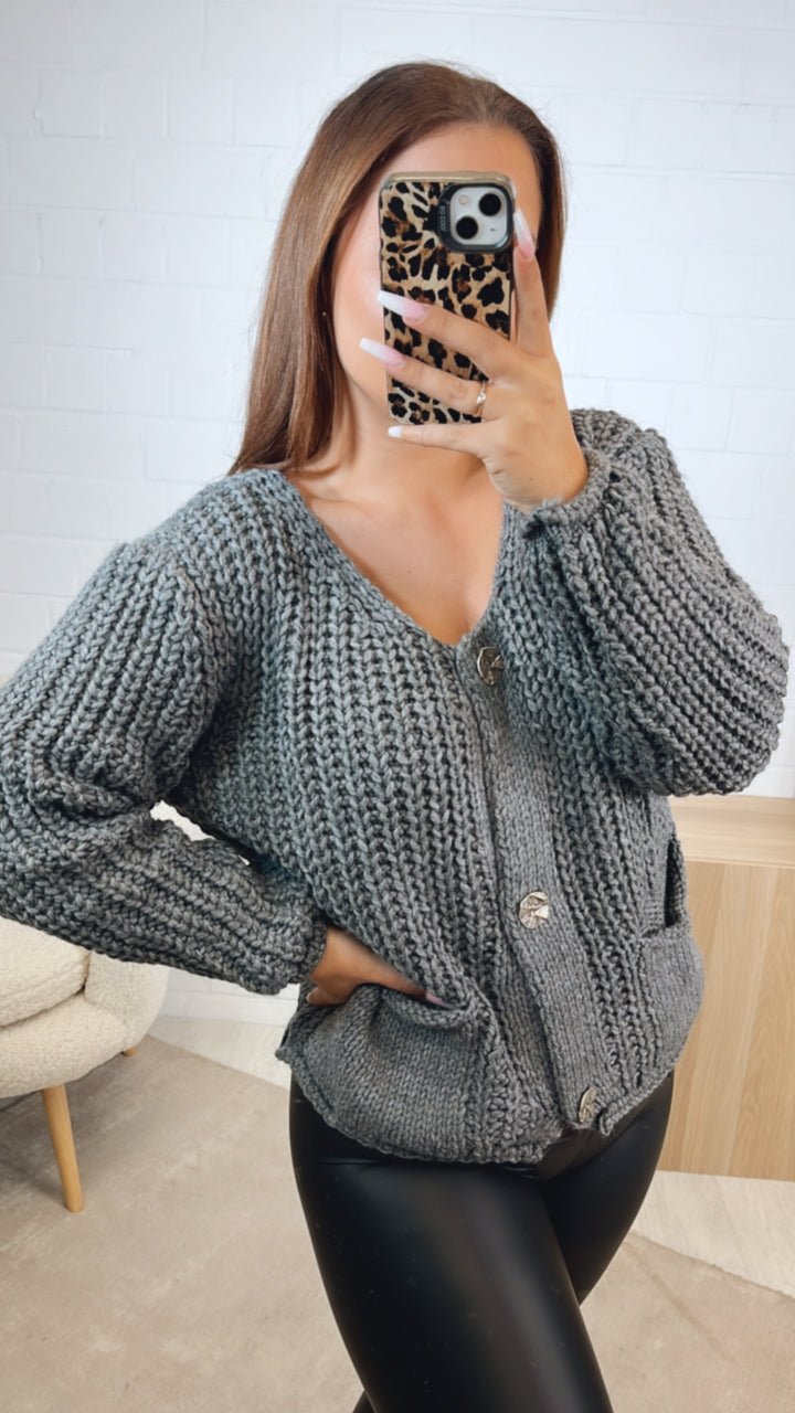 grober, kurzer Strick Cardigan, große Knöpfe, Taschen / dunkel grau Art. 12446