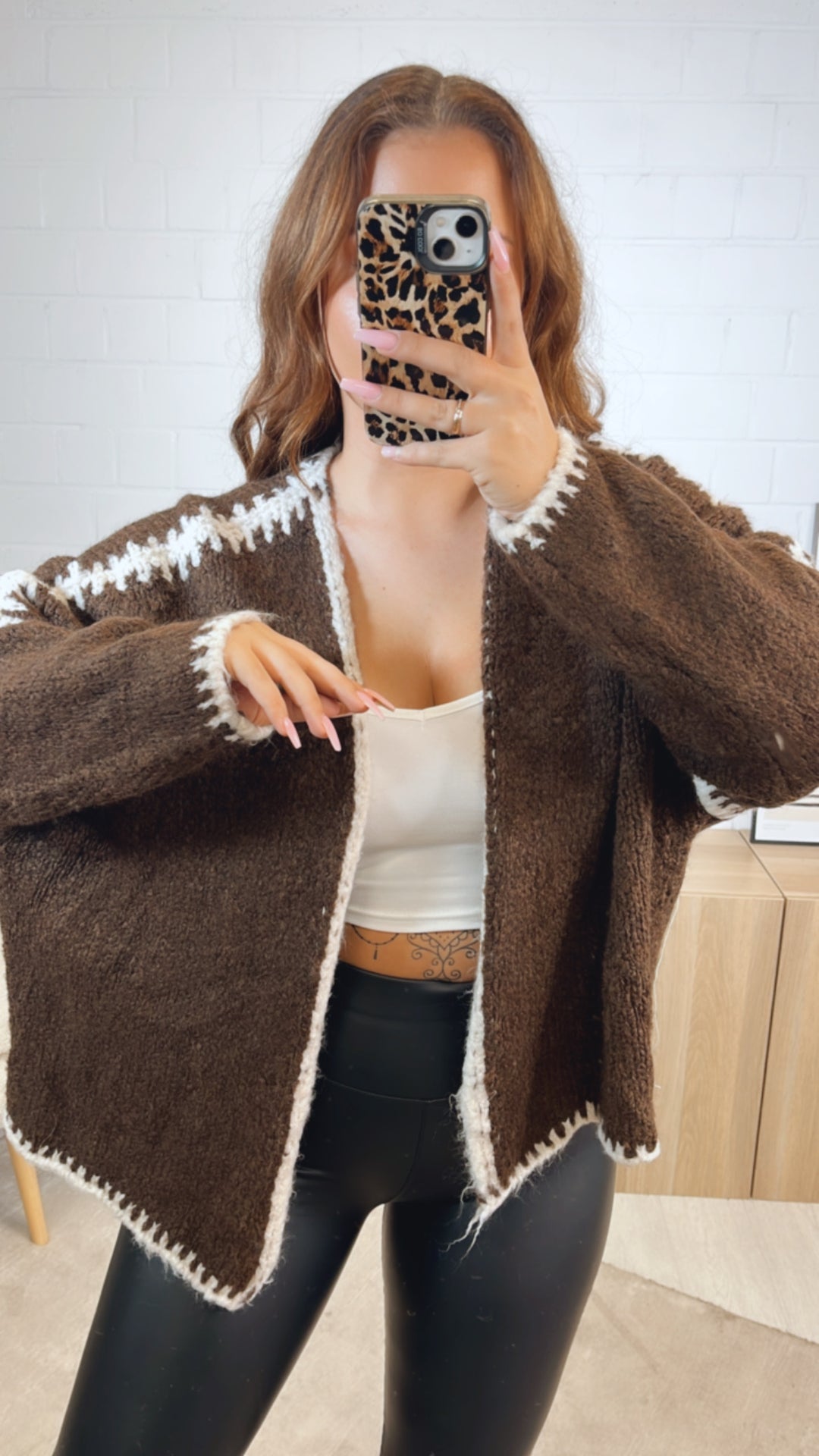 Cardigan mit abgesetzter Naht / schoko braun - wollweiss Art. 12582