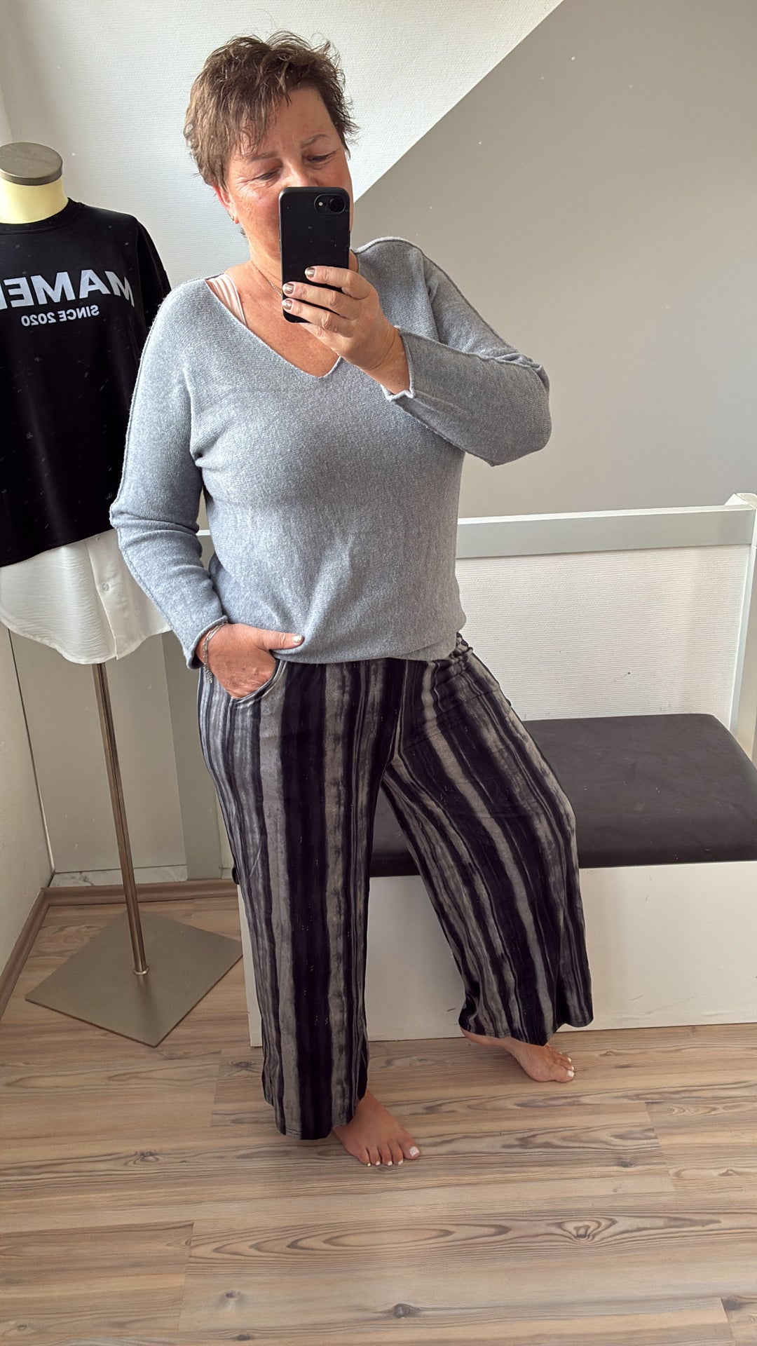 Leichter, super weicher Pullover, V-Ausschnitt / grau Art. 7086