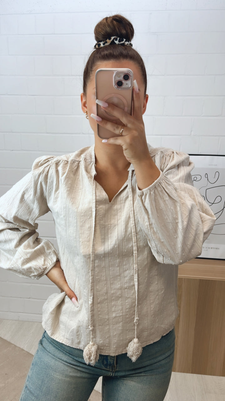 schmale, romantisch verspielte Bluse / beige Art. 10774