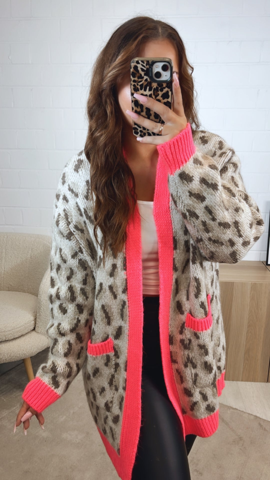 LEO mittellang geschnittener Cardigan / creme - beige - braun meliert - neon pink Art. 12568
