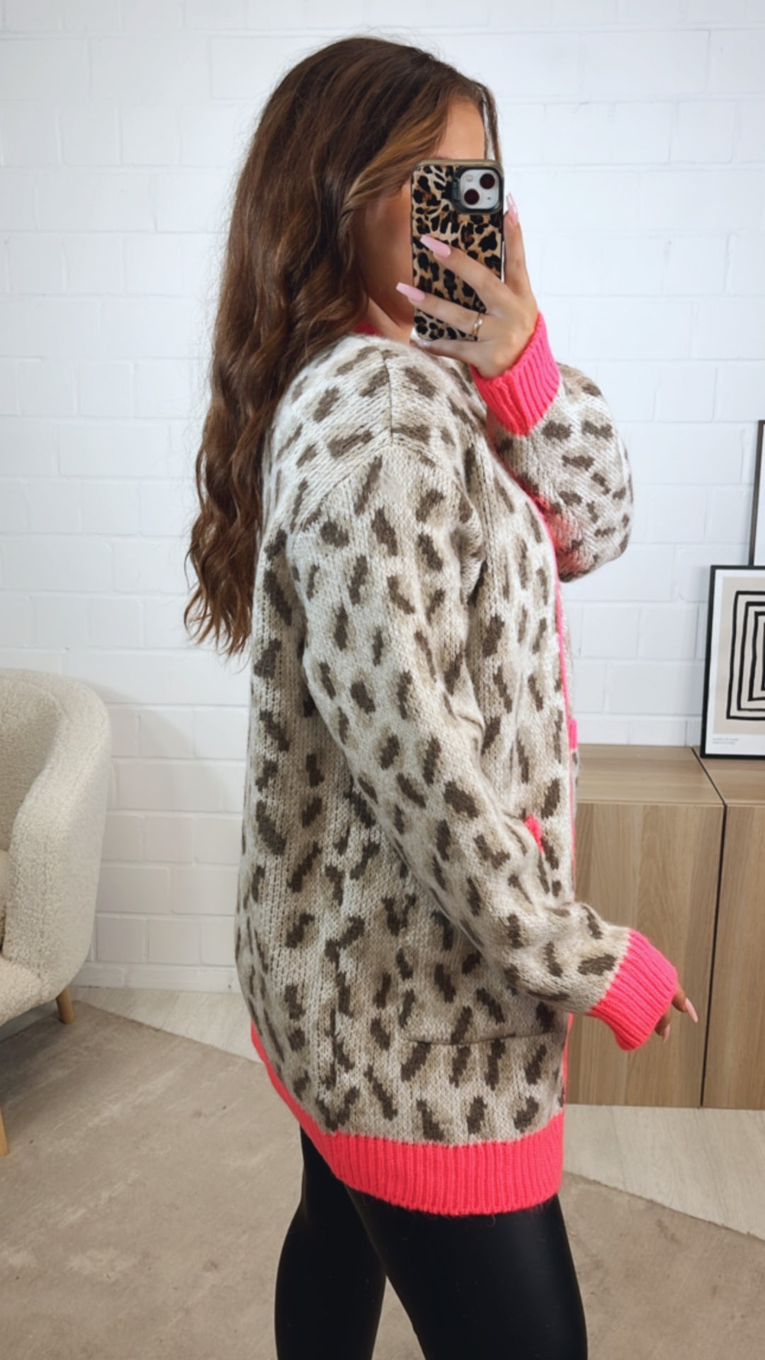 LEO mittellang geschnittener Cardigan / creme - beige - braun meliert - neon pink Art. 12568
