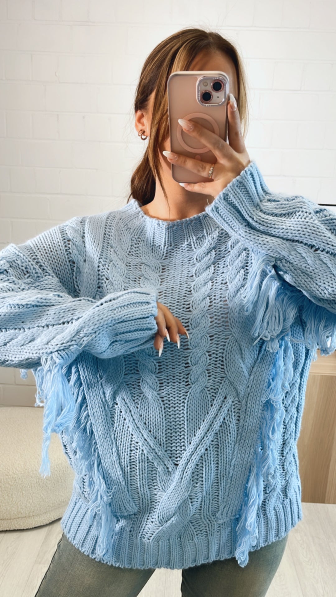Strick Pullover mit Zopfmuster und Fransen / hell blau Art. 9638