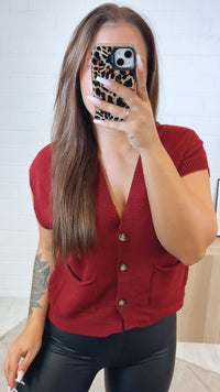 kurze Strickweste mit drei Knöpfen und Taschen / rot Art.122344