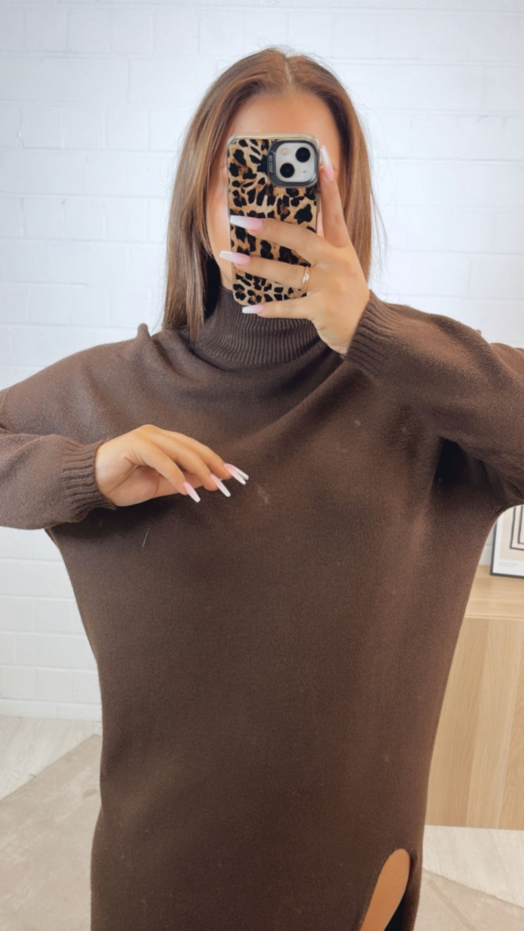 MAXI - feines Strickkleid mit leichtem Stehkragen und Schlitz / braun Art. 122337