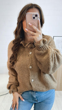 Strick Cardigan mit Volant Kragen, goldene Knöpfe / light camel Art. 9420