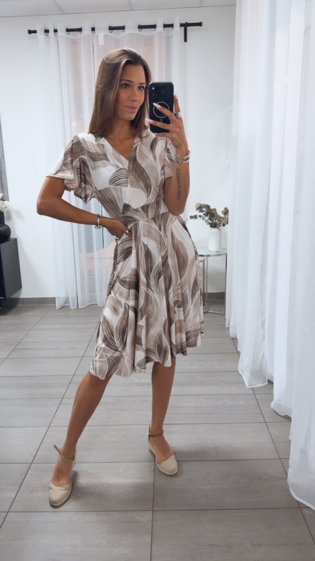 KURZES Leicht tailliertes Kleid mit T-Shirt Ärmeln  / braun beige Töne Art.15057