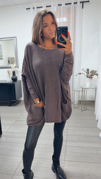 weicher Pullover mit Fledermausärmeln, Taschen / aschiges braun Art. 13090