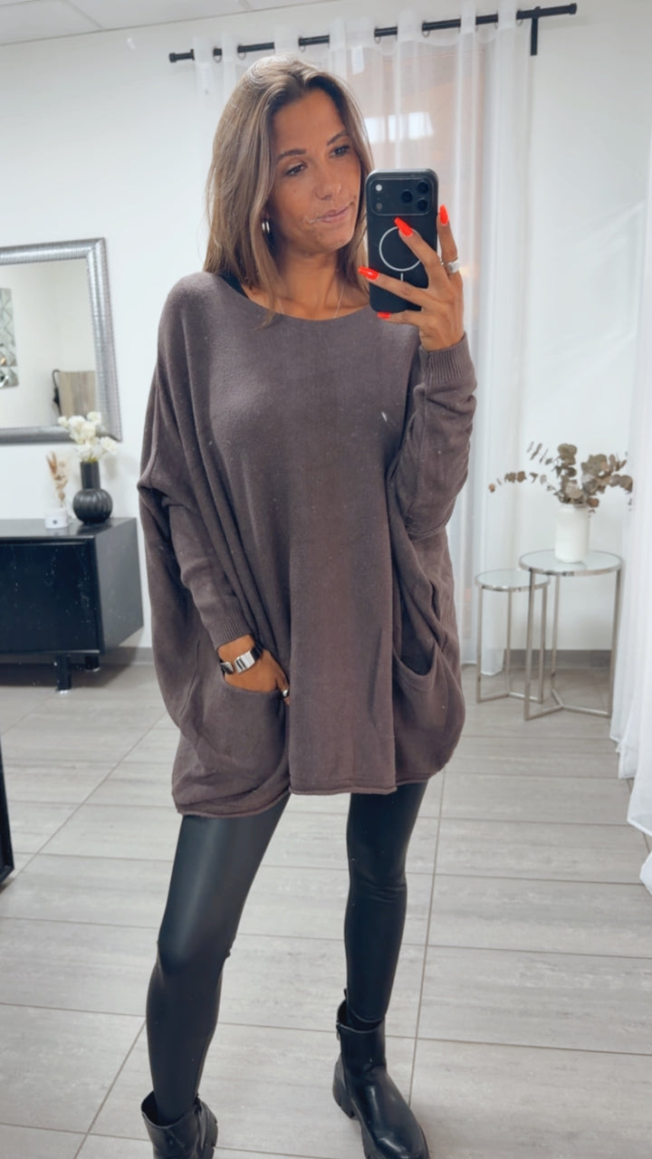weicher Pullover mit Fledermausärmeln, Taschen / aschiges braun Art. 13090