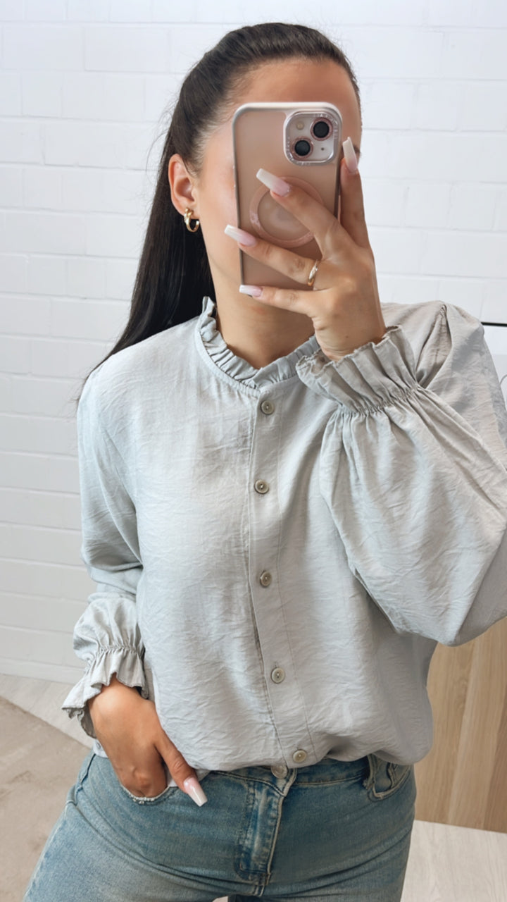 schmale Bluse mit Volant Ausschnitt / mittel grau Art. 10785