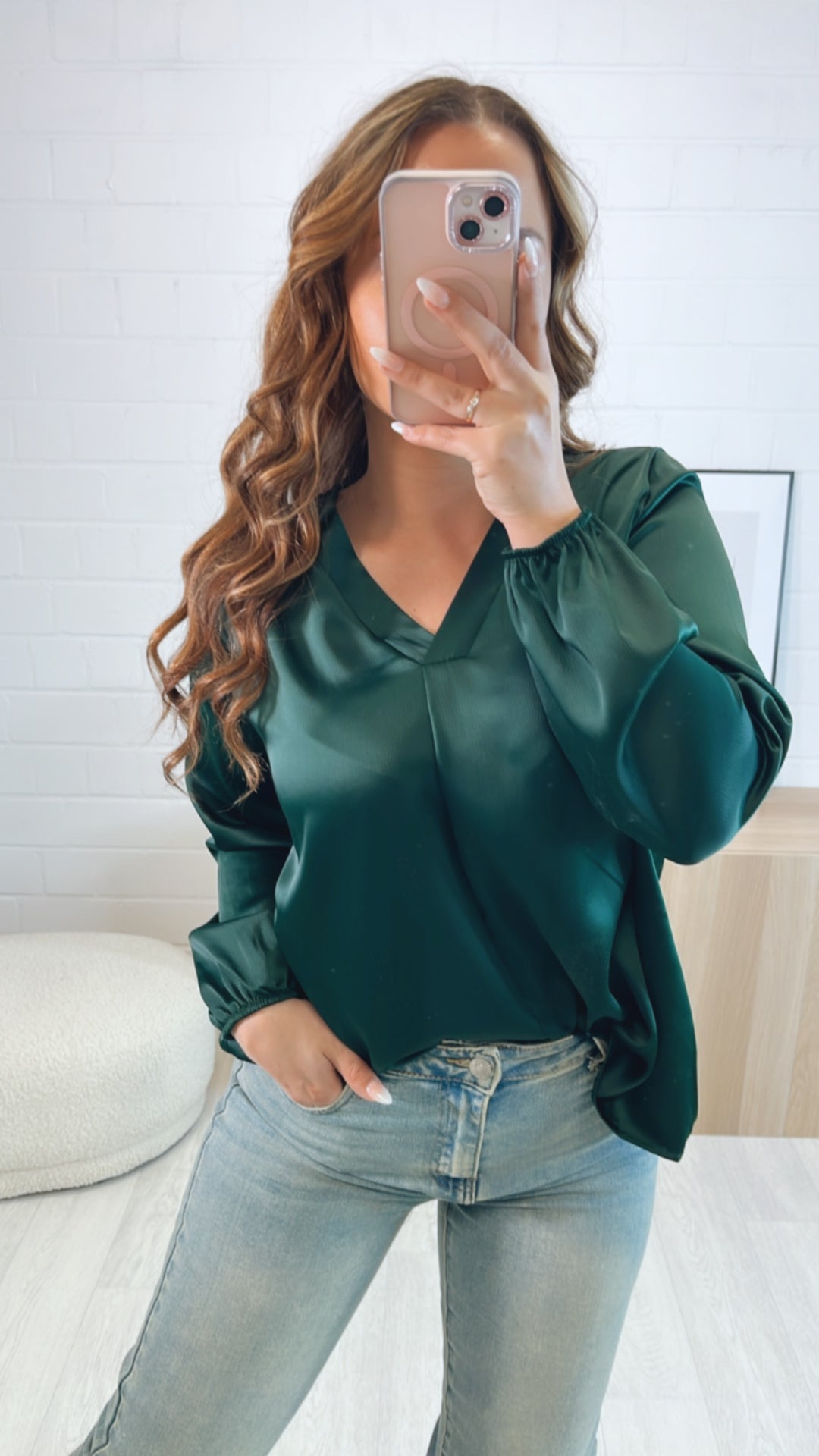 Satin Bluse mit V-Ausschnitt / dunkel grün Art. 9126