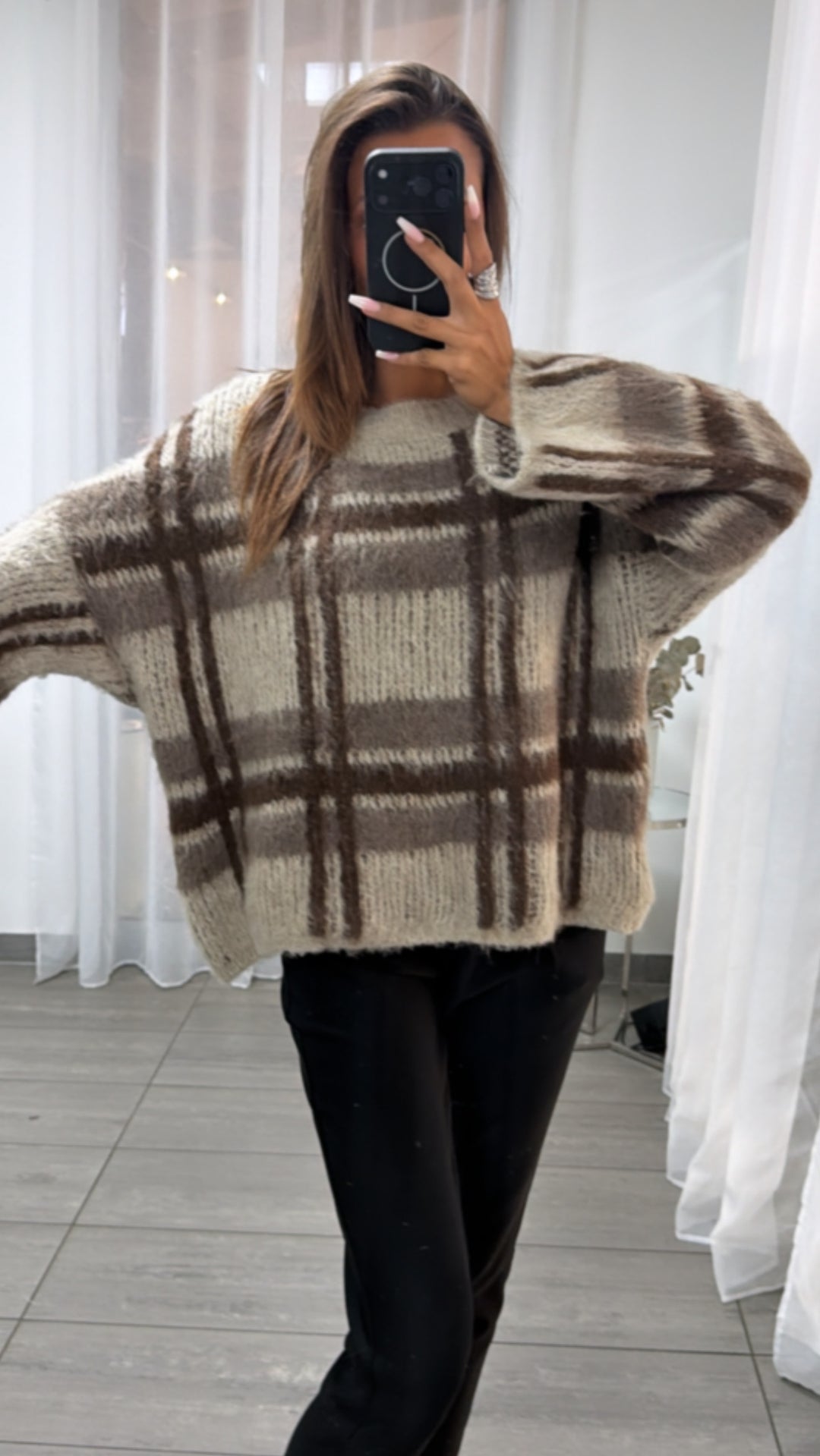 Mega flauschiger Strick Pullover mit Karo-Muster / beige - braun Art.16316