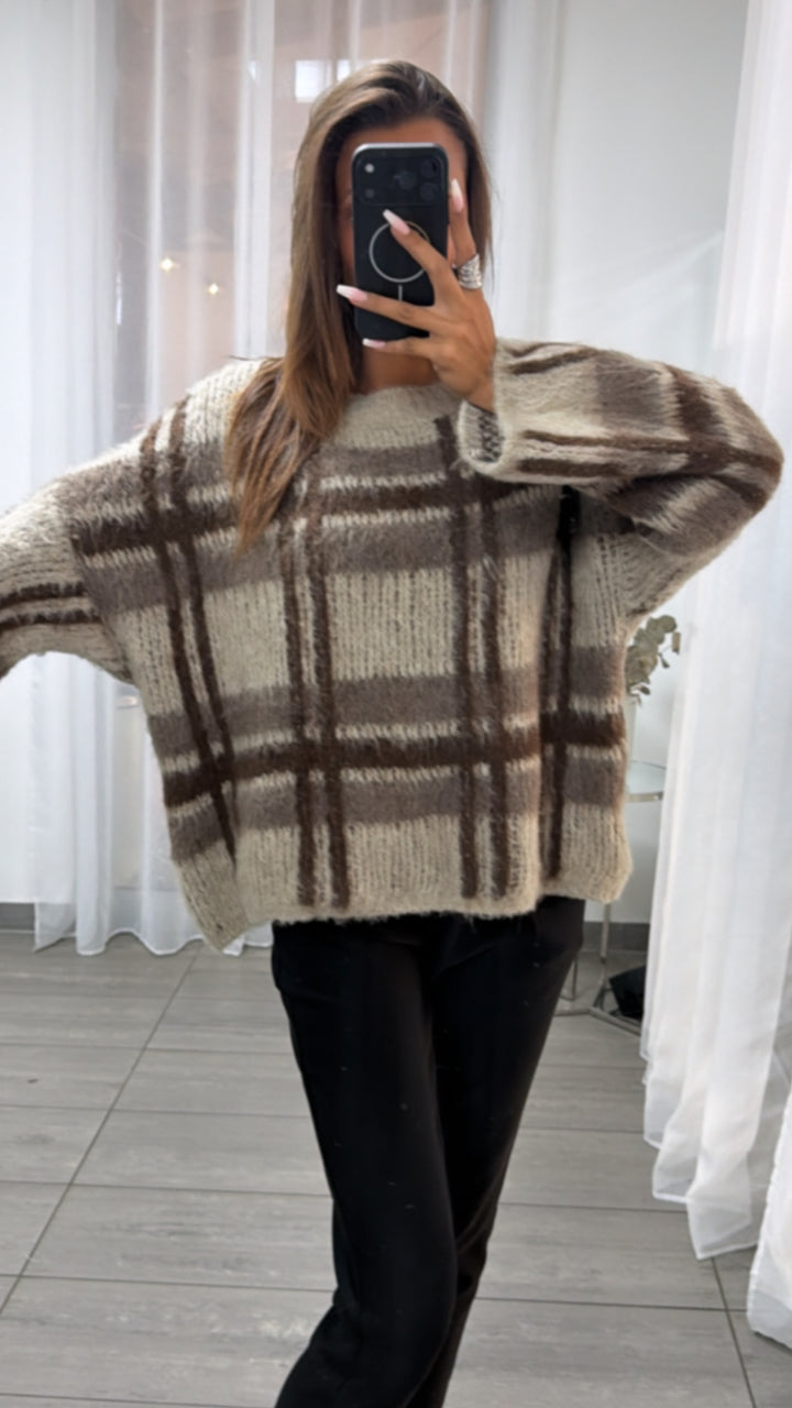 Mega flauschiger Strick Pullover mit Karo-Muster / beige - braun Art.16316