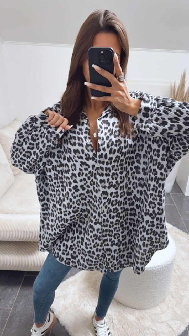 LANGE Musselin Bluse im Leo Muster / grau Art. 8861