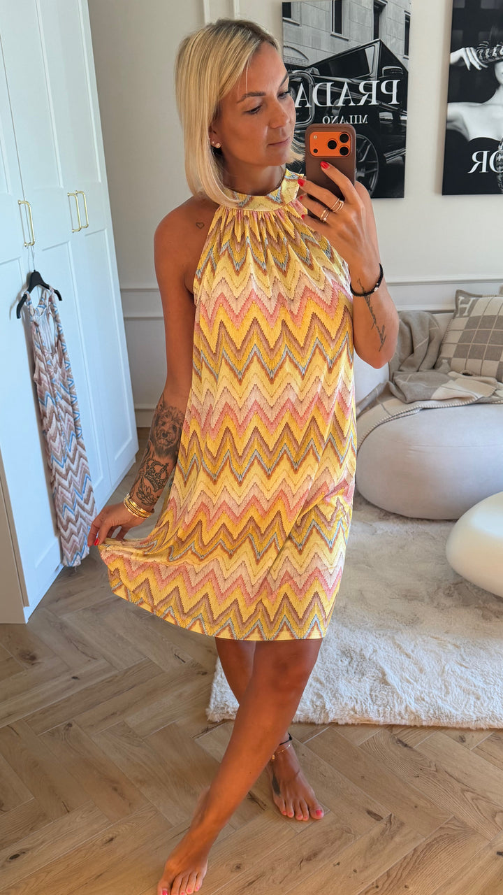 VORBESTELLUNG! Kurzes, fließendes Kleid ZICKZACK Muster / citrus gelb - beige - rosa - blau Art.15022