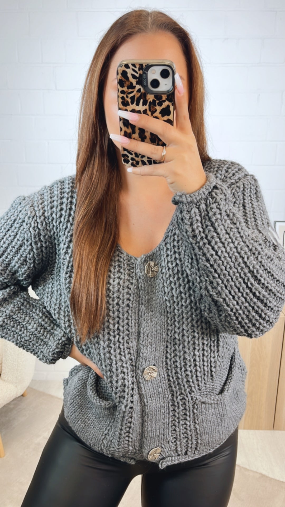 grober, kurzer Strick Cardigan, große Knöpfe, Taschen / dunkel grau Art. 12446