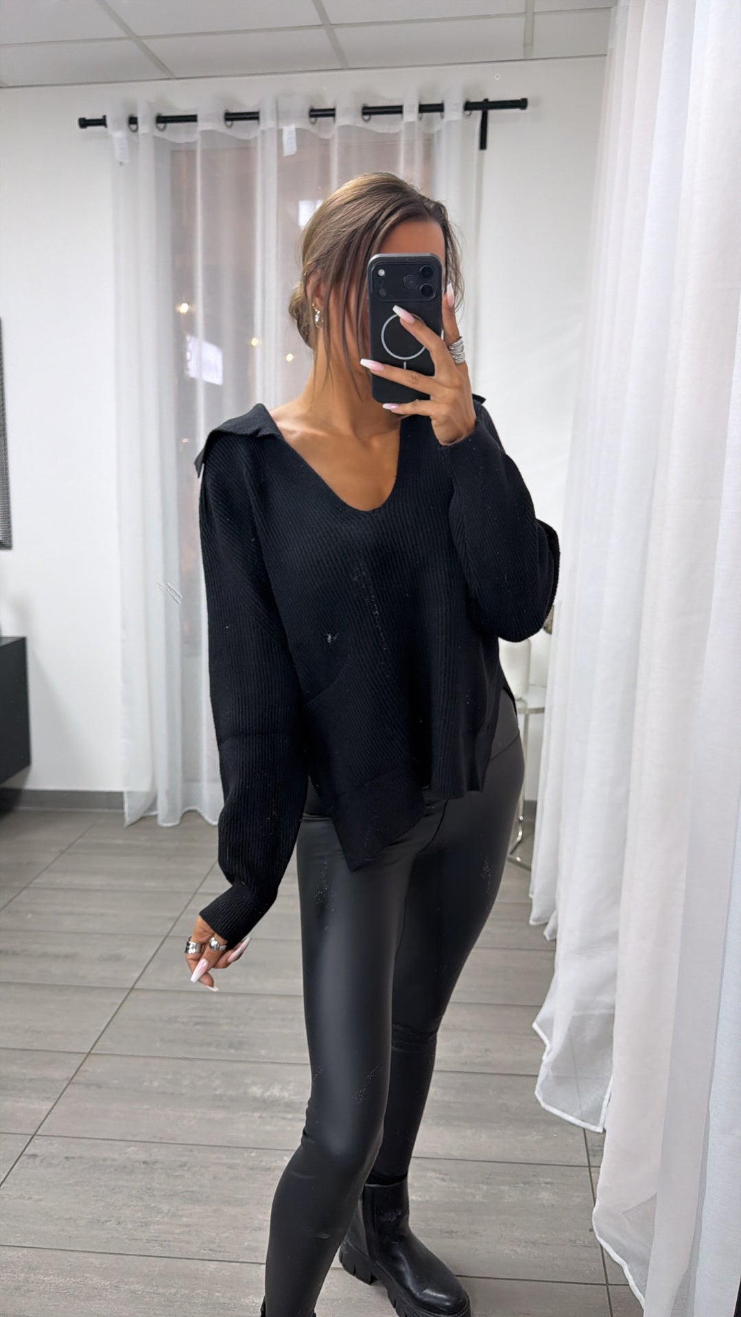 Strick Pullover mit tiefem Ausschnitt und Kragen / schwarz Art.16377