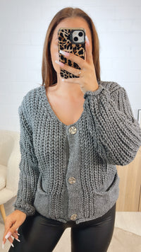 grober, kurzer Strick Cardigan, große Knöpfe, Taschen / dunkel grau Art. 12446