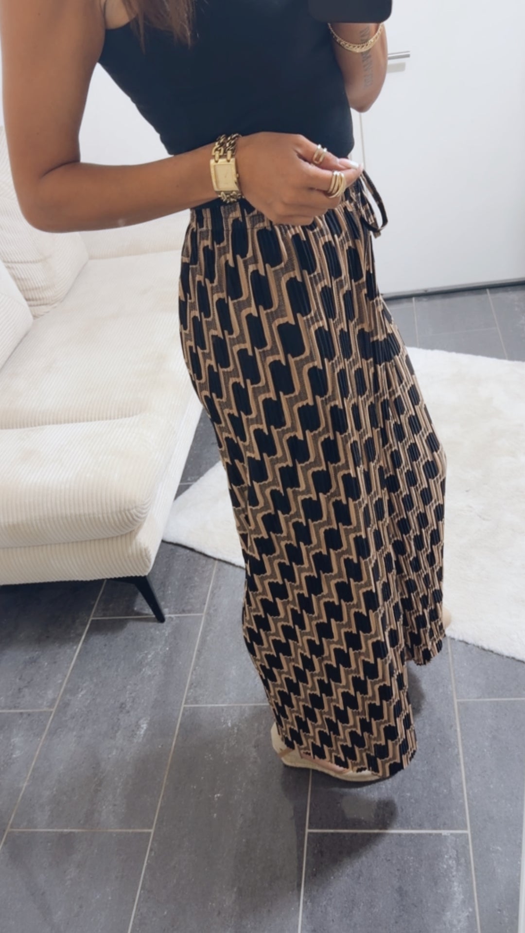 Leichte, plissierte Hose
 / ABSTRAKTES Muster - Caramel Schwarz Art. 14384