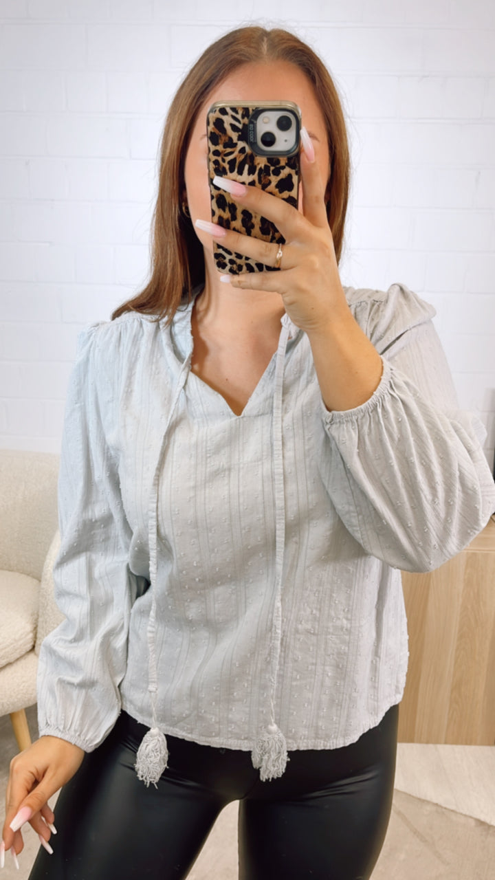schmale, romantisch verspielte Bluse / hell grau Art. 12413
