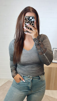 Langarm Oberteil mit Spitzenapplikationen / stone washed grau Art. 9824