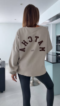 Sweater mit Schriftzug auf dem Rücken / taupe - braun Art.16333
