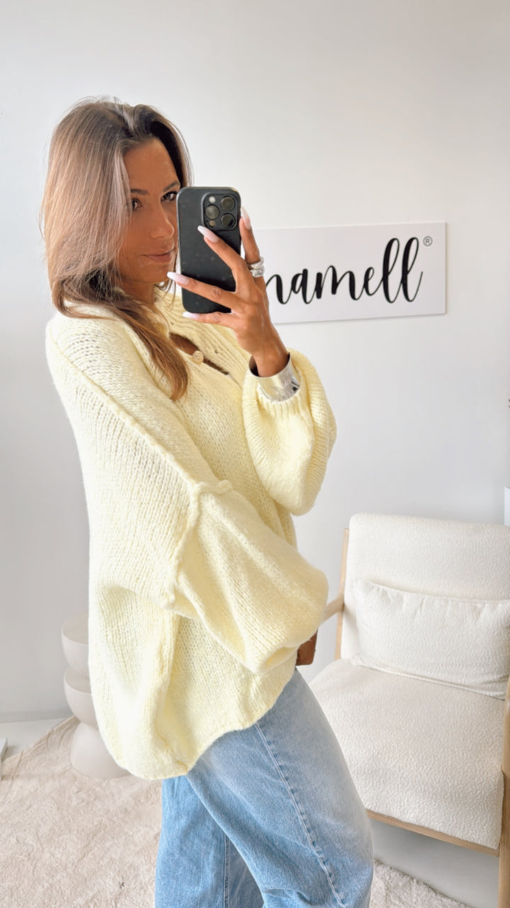 Kuschel Cardigan mit goldenen Knöpfen / soft gelb Art. 11187