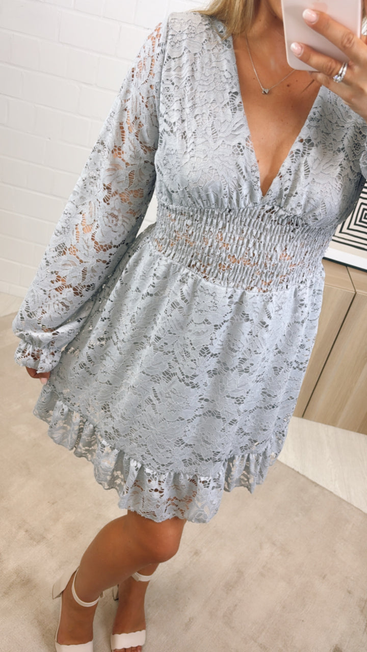 kurzes Kleid, vollkommene Spitze / grau Art. 10998