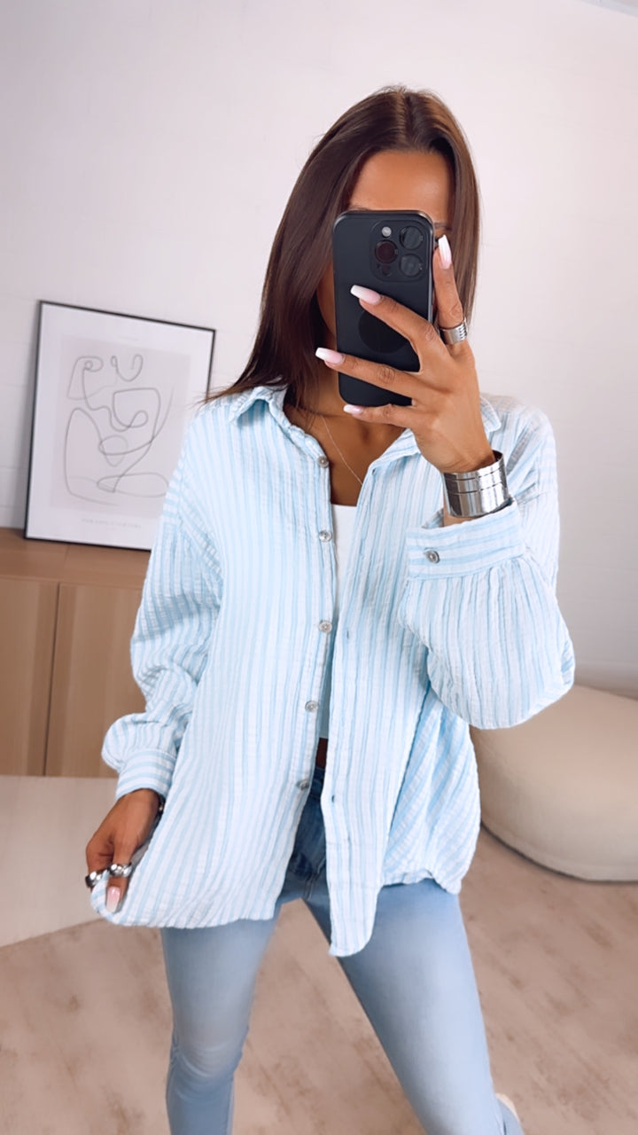 KURZE Oversize Musselin Bluse, breite Streifen / hell blau - weiss Art. 6516