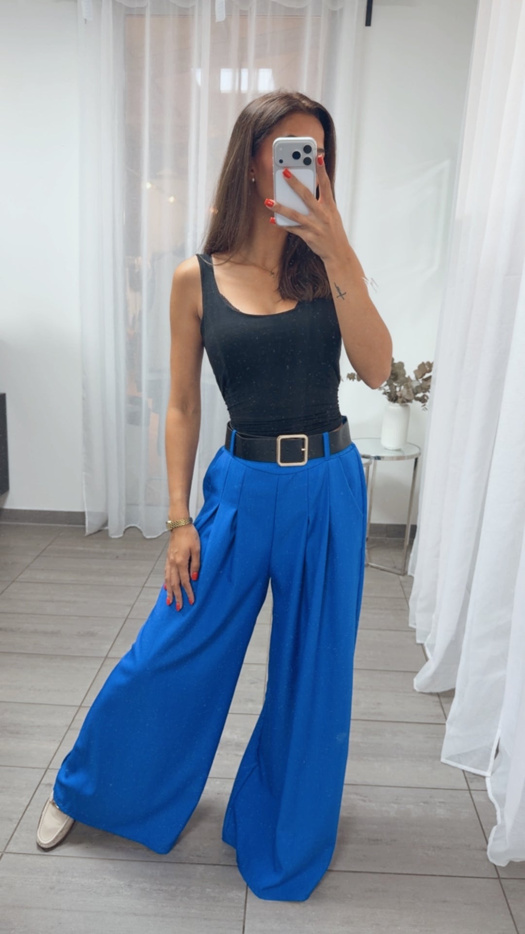 Schicke weite Stoffhose mit Bundfalten und Gürtel / royal blau Art. 15600