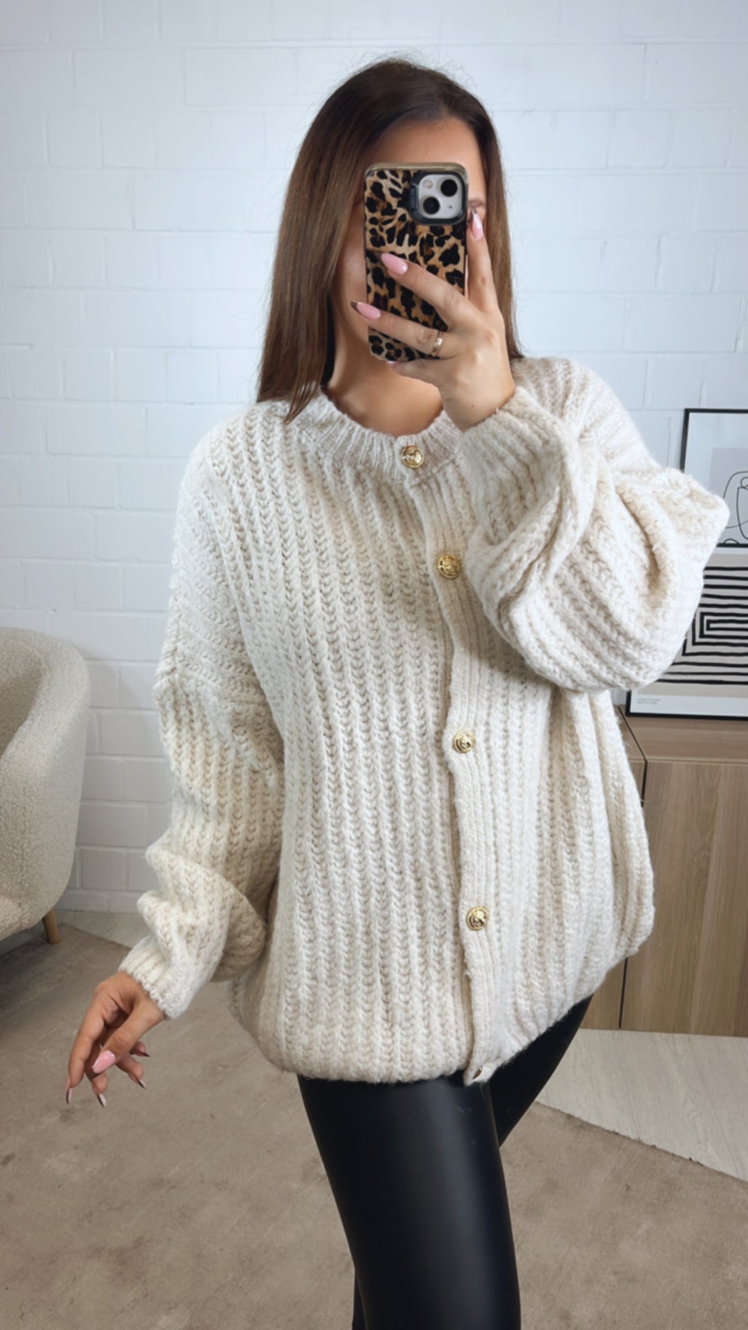 ultra weicher Cardigan mit goldenen Knöpfen / wollweiss Art. 12656