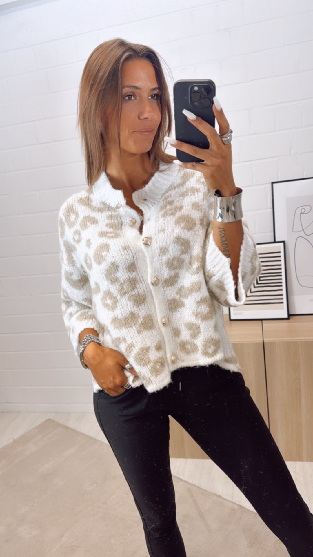 KURZÄRMELIGER LEO Strick Cardigan mit gold - silbernen Knöpfen / weiss - beige Art. 10805
