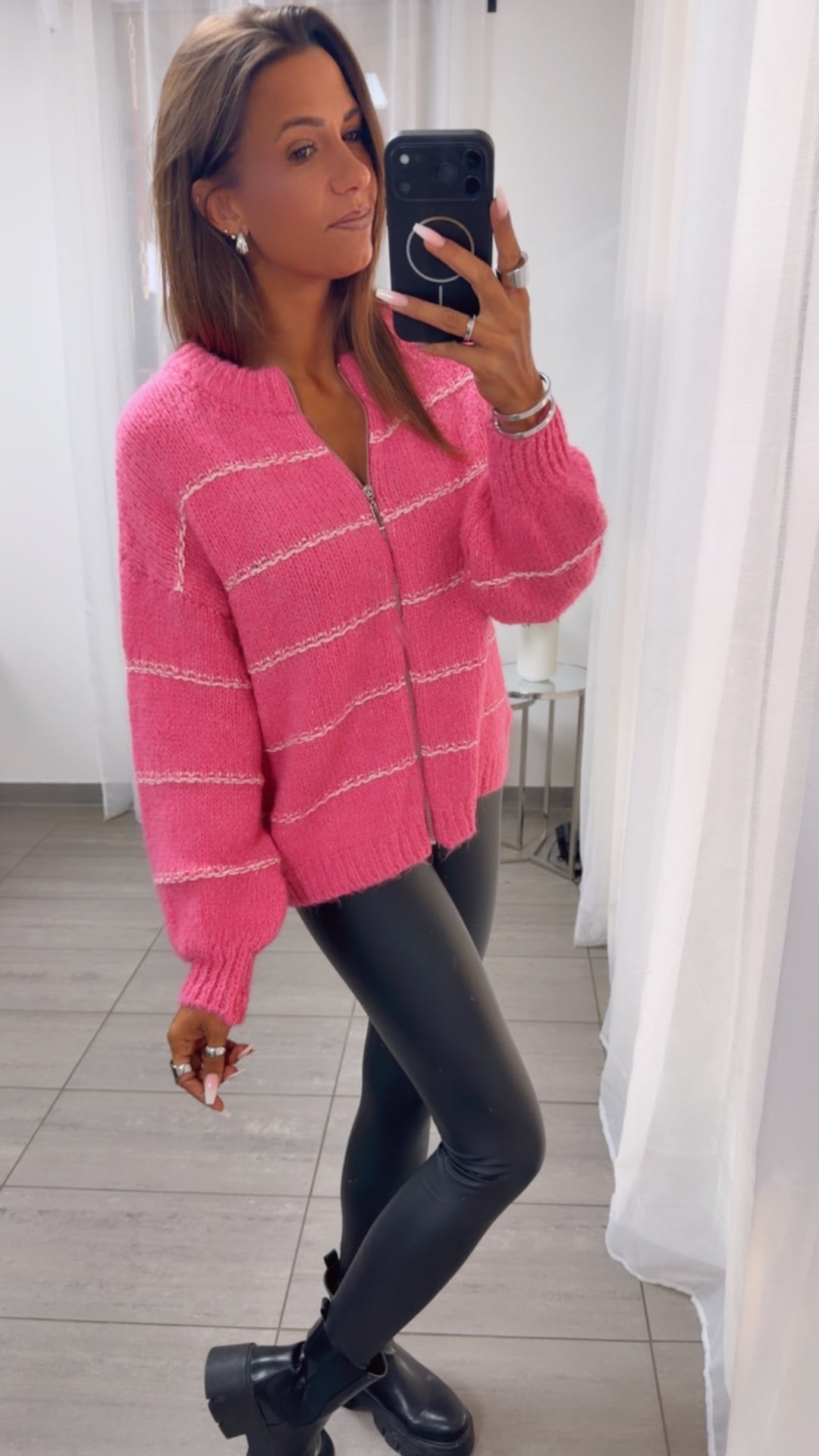 Oversize Strickjacke mit Reißverschluss und Kontrastnähten / pink - weiß Art.16287