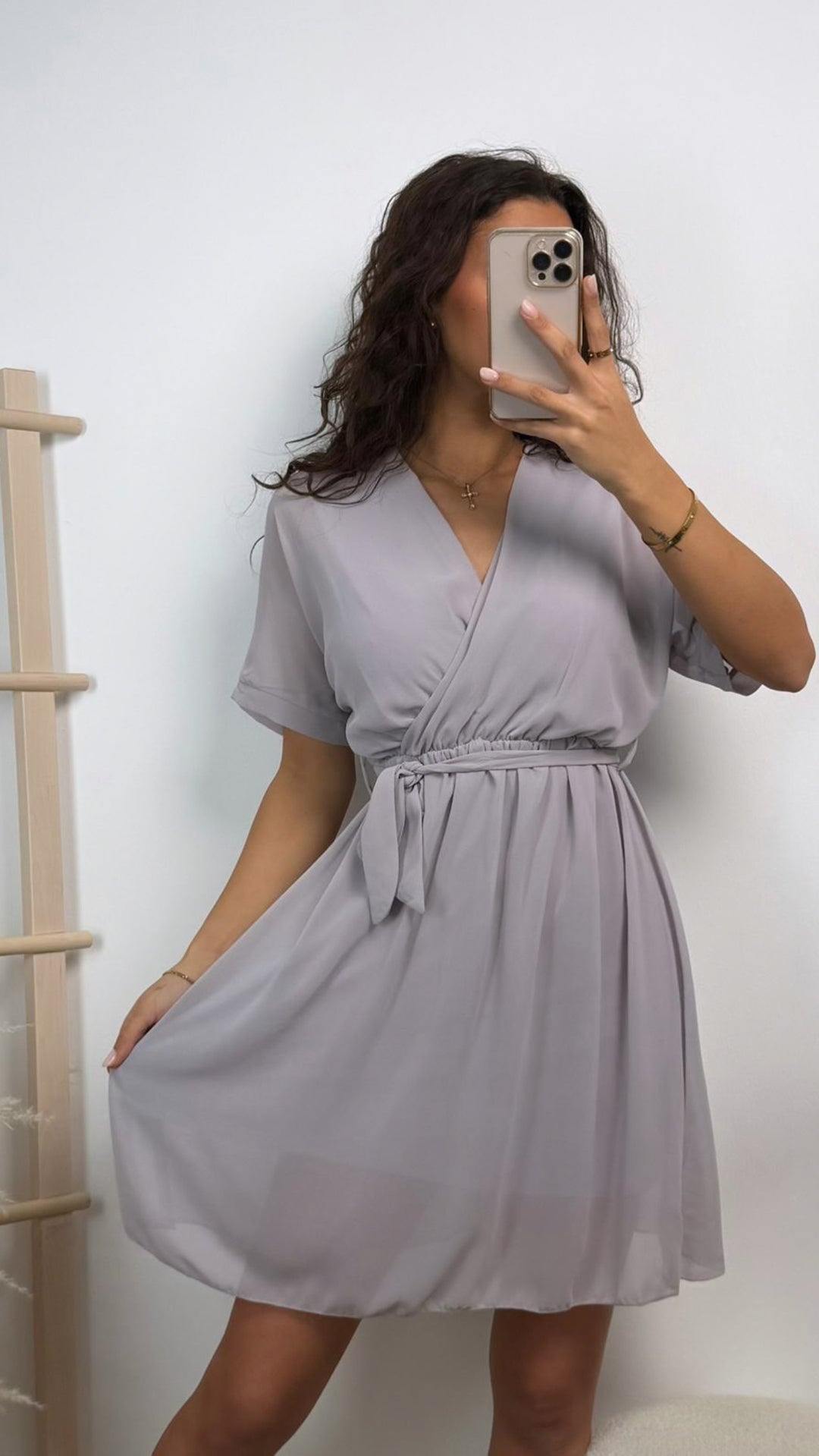 CHIFFON Kleid mit kurzen Ärmeln / hell grau Art.15137
