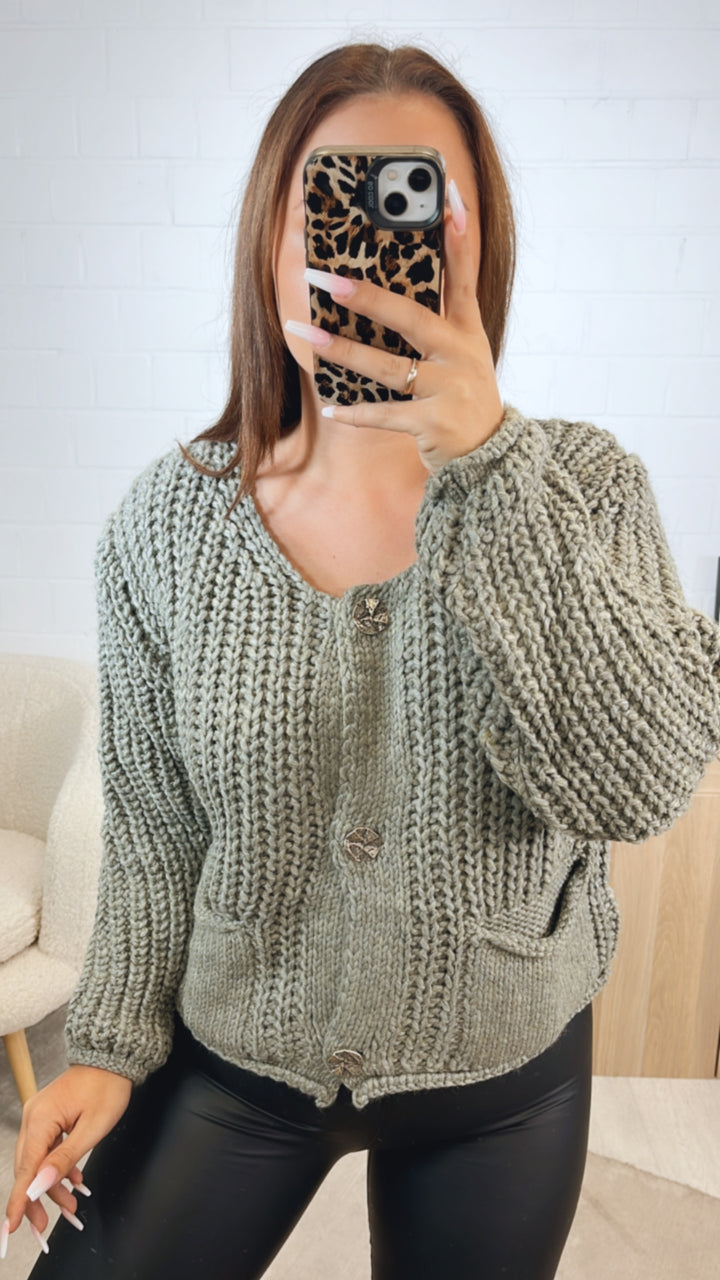 grober, kurzer Strick Cardigan, große Knöpfe, Taschen / salbei Art. 12449