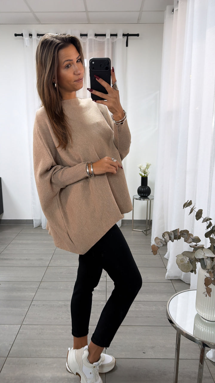 KURZER ultra weicher Pullover mit Fledermausärmeln / dunkles beige Art. 16719