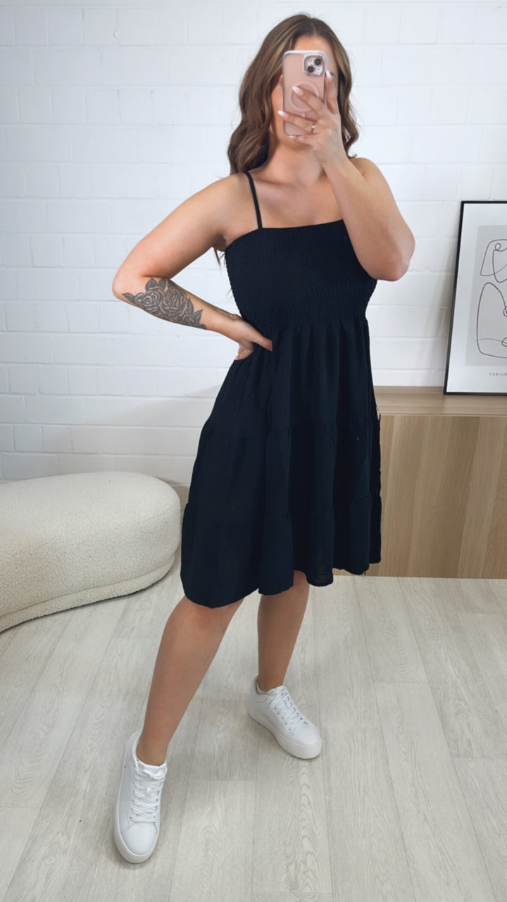 luftig leichtes Kleid mit dünnen, verstellbaren Trägern / schwarz Art. 9566