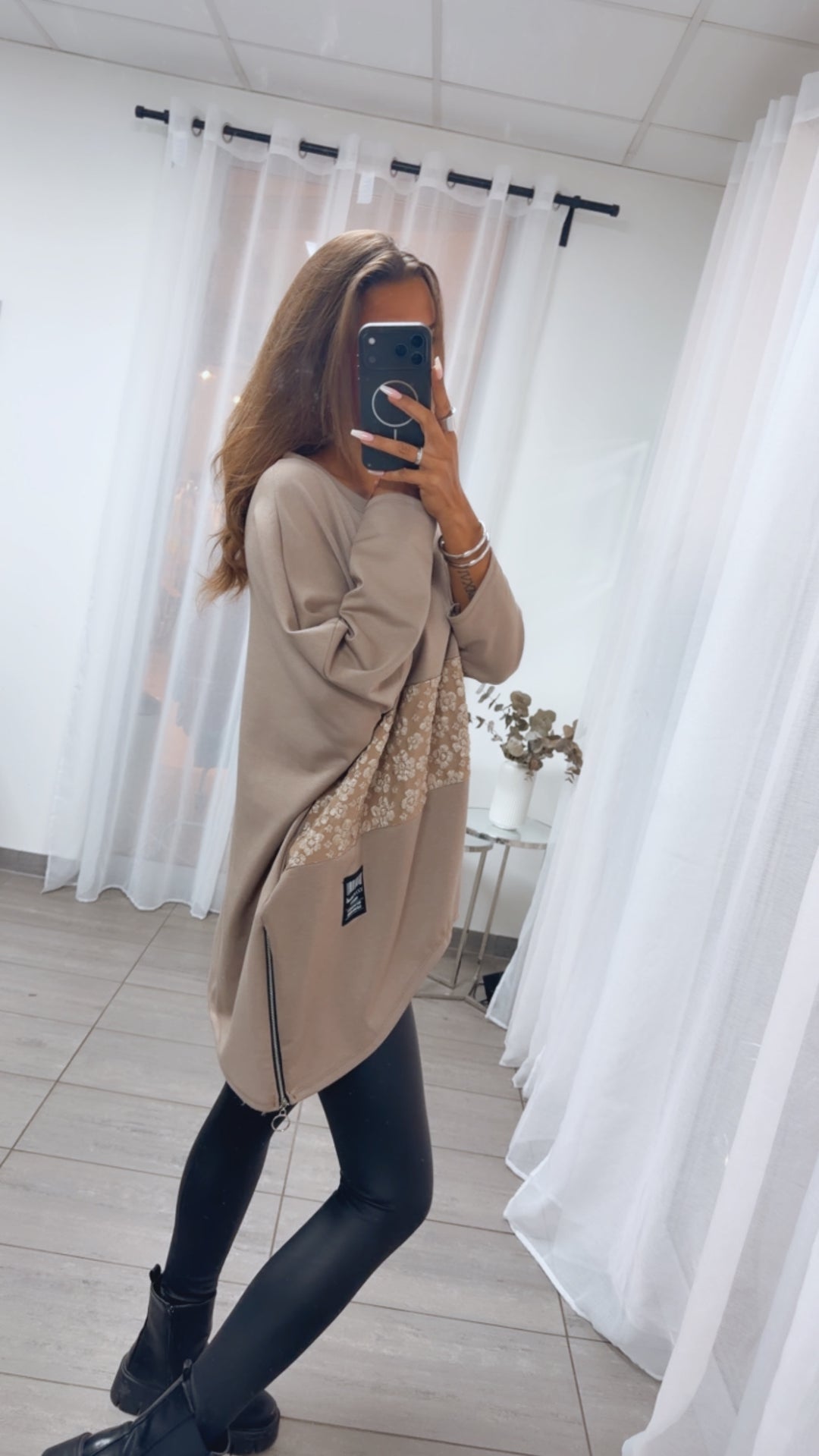 Long Pullover / Kleid mit Blumendetails / light taupe Art.16292