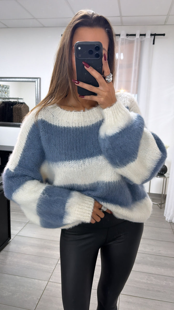 Flauschiger gestreifter Pullover mit abgesetztem Ausschnitt / creme - blau Art. 16693